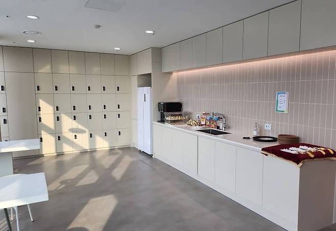 사물함이 제공되는 미니바 라운지 (출처=IT동아)