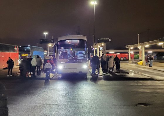 지난달 28일(현지시간) 폴란드 바르샤바에서 우크라이나 키이우로 향하는 버스. 많은 이들이 짐을 옮기고 있다. 바르샤뱌=김홍범 기자