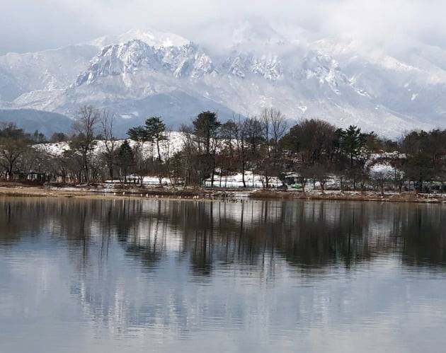 영랑호에 비친 울산바위. 독자 제공