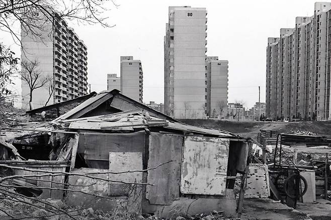 기억 풍경-압구정,c.1982, archival pigment print ⓒ김정일, 서울대학교미술관 제공