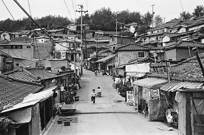 봉천5동외곽가로_1985_archival pigment print ⓒ임정의, 서울대학교미술관 제공