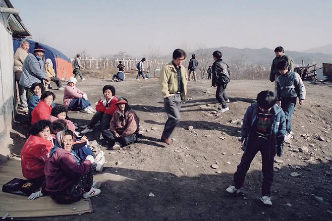 서울 달동네 1990,봉천동,c.1990,inkjet print, ⓒ최봉림, 서울대학교미술관 제공