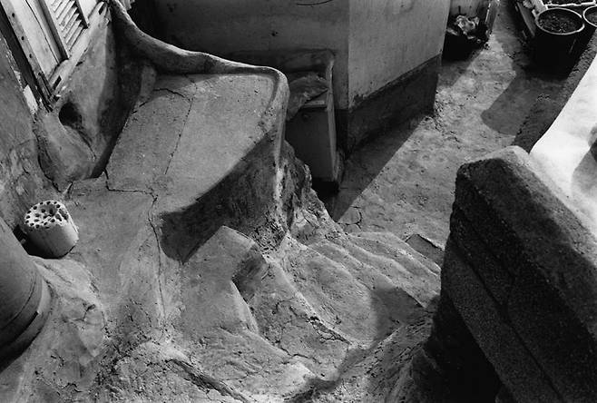 mute-053-봉천3동, 1999, gelatin-silver print ⓒ김재경, 서울대학교미술관 제공