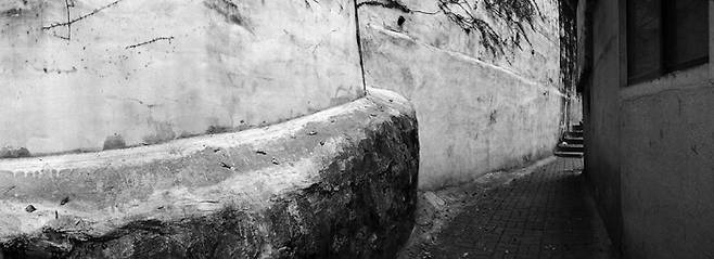 동숭동(2009년)_091103_1-1_18 2009, archival pigment print  ⓒ김재경, 서울대학교미술관 제공