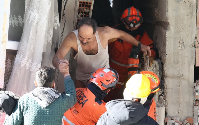9일 오전(현지시간) 튀르키예 하타이 안타키아 일대에서 한국긴급구호대(KDRT) 대원들이 지진으로 무너진 건물 속에 갇혀 있던 생존자를 구조하고 있다. 연합뉴스