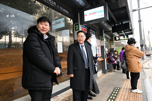 강수현 양주시장이 양주시 회천3동 행정복지센터 버스승강장에서 서울행 광역버스를 기다리던 시민과 대화를 나누고 있다. 양주시 제공