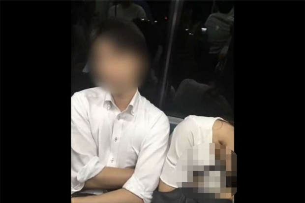 일본 지하철에서 한 남성이 잠든 여성을 성추행하는 영상이 올라와 충격을 주고 있다. [사진출처 = 트위터]