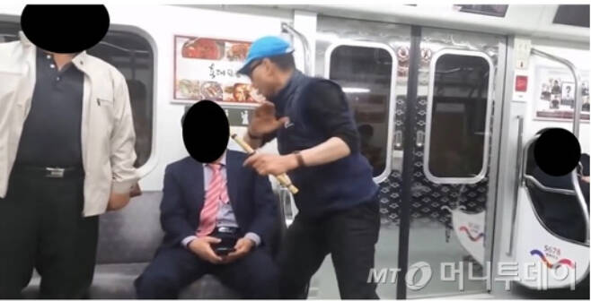술에 취한 70대 노인이 지하철 안에서 한 손에 단소를 들고 시민들을 위협하고 있다. 2015년 포착돼 '7호선 단소 살인마'라는 별명으로 불린 '지하철 빌런'. /사진제공=서울시