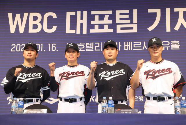 2023 WBC에 출전할 한국 야구 대표팀. 왼쪽부터 고우석, 이강철 감독, 양의지, 김하성. 연합뉴스