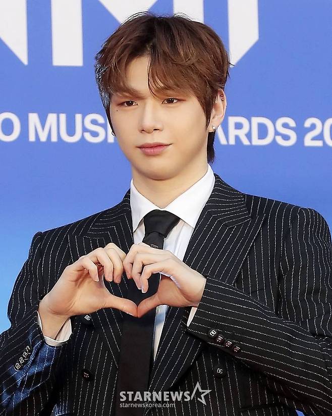 가수 강다니엘이 10일 오후 서울 송파구 잠실종합운동장 실내체육관에서 진행된 '30주년 한터뮤직어워즈 2022' 레드카펫에 참석해 포즈를 취하고 있다. 2023.02.10 /사진=김창현 기자 chmt@