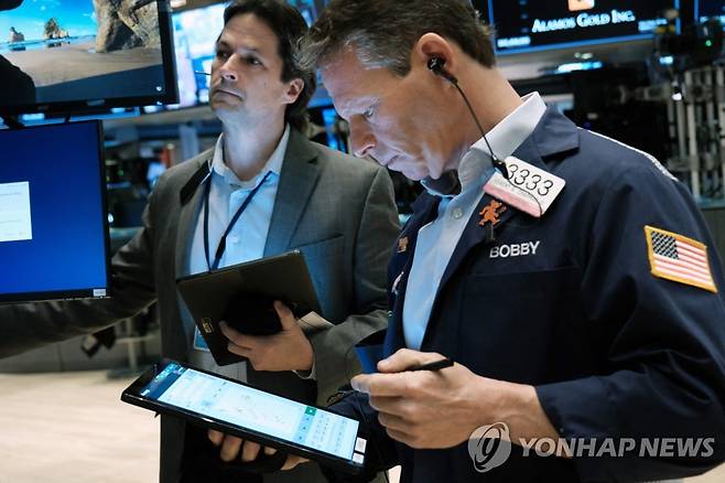NYSE 입회장에서 일하는 트레이더들의 모습 [연합뉴스 자료사진]