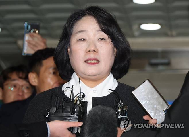 '후원금 횡령' 윤미향 의원, 벌금 1천500만원 (서울=연합뉴스) 한상균 기자 = 윤미향 의원이 10일 서부지법에서 '정의연 후원금 횡령' 사건 1심 선고 공판을 마친 후 기자들의 질문에 답하고 있다. 2023.2.10 xyz@yna.co.kr