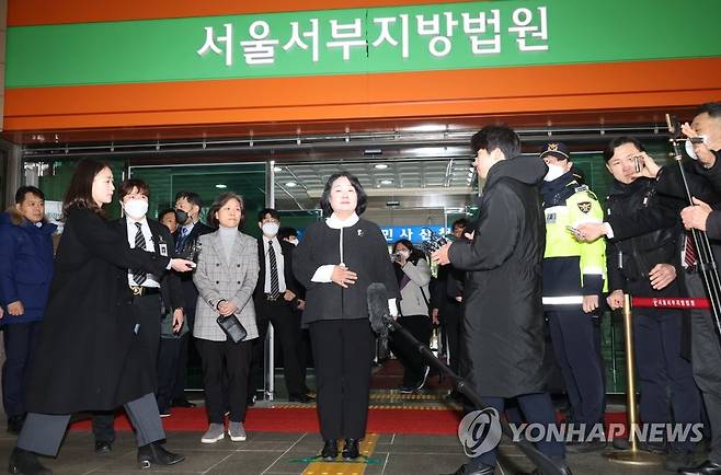 윤미향 의원, 벌금 1천500만원 (서울=연합뉴스) 한상균 기자 = 윤미향 의원이 10일 서부지법에서 '정의연 후원금 횡령' 사건 1심 선고 공판을 마친 후 기자들의 질문에 답하고 있다. 2023.2.10 xyz@yna.co.kr