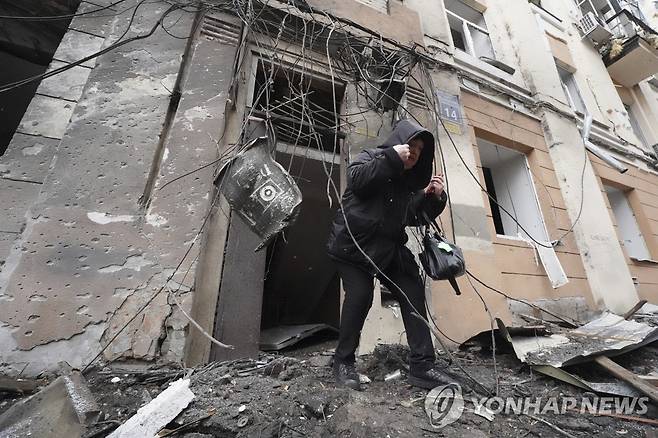 파괴된 하르키우 주택 (하르키우 AP=연합뉴스) 10일(현지시간) 우크라이나 동북부 하리키우에서 한 여성이 러시아군의 공격으로 파괴된 주택에서 걸어나오고 있다. 2023. 2.10
photo@yna.co.kr
