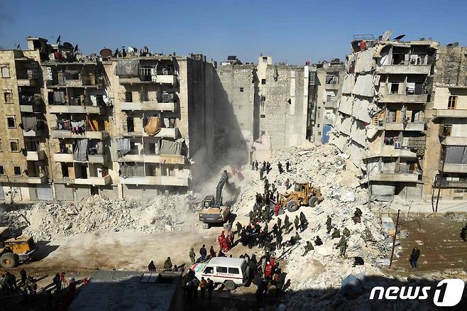 나흘 전 대지진으로 완전히 무너져 내린 시리아 북부 알레포의 한 아파트건물 2023.2.9 ⓒ AFP=뉴스1 ⓒ News1 정윤미 기자