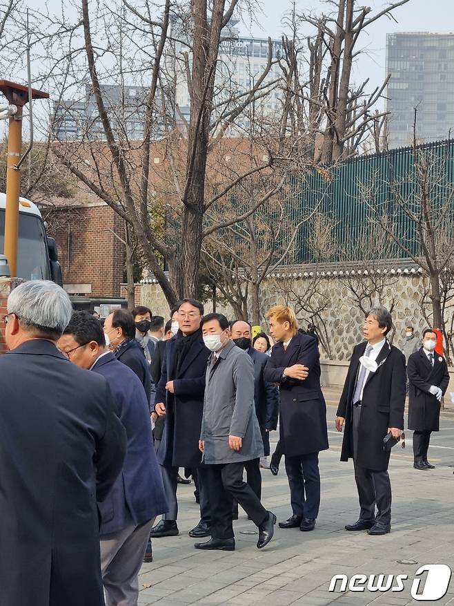 대한축구협회 회장을 맡고 있는 정몽규 HDC그룹 회장 장남 정준선 카이스트 교수 결혼식이 11일 열린 서울 중구 정동제일교회 정문으로 들어서는 김병지 전 국가대표 축구선수 모습. ⓒ News1 최서윤 기자