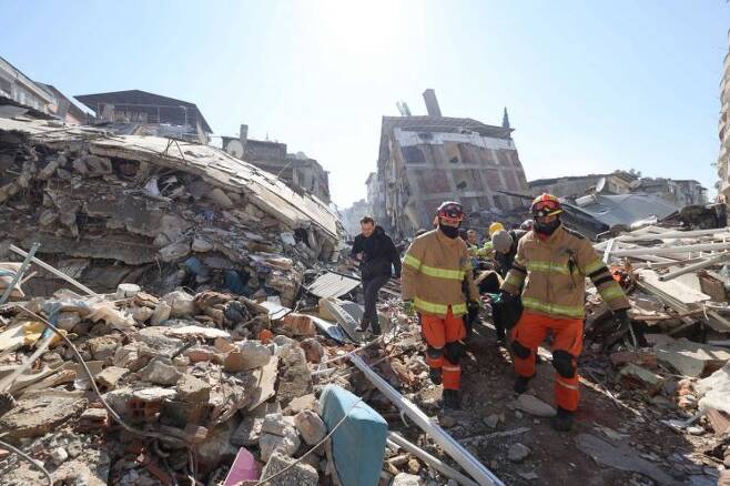 지난 9일 튀르키예 하타이 안타키아 일대에서 한국긴급구호대(KDRT) 대원들이 지진으로 무너진 건물 속에 갇혀 있던 생존자를 구조하고 있다. [이미지출처=연합뉴스]