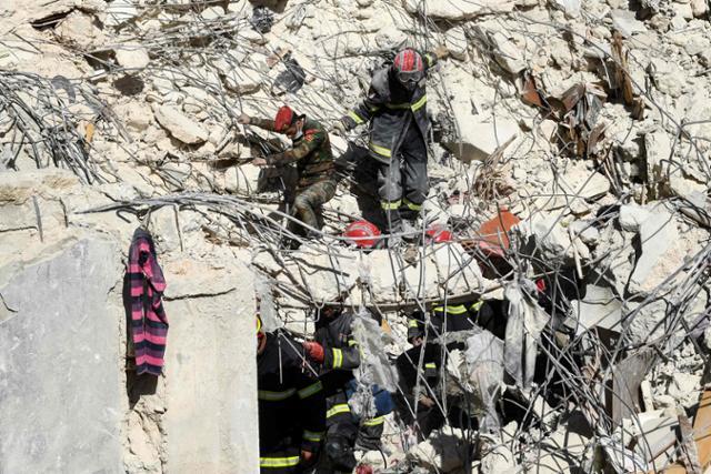 튀르키예와 시리아를 뒤흔든 강진으로 큰 피해를 입은 시리아 북부도시 알레포에서 8일(현지시간) 구조대원들이 생존자를 찾고 있다. 알레포=AFP 연합뉴스