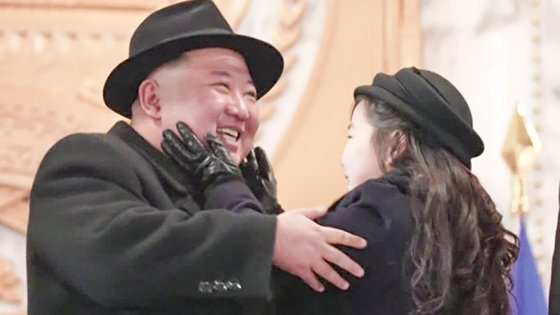 조선중앙TV는 지난 9일, 전날 밤 열린 인민군 창건일(건군절) 75주년 기념 열병식을 녹화중계했다. 사진은 열병식 본행사에서 딸 김주애가 아버지 김정은 국무위원장의 얼굴을 만지자 흡족해 하는 모습. 연합뉴스