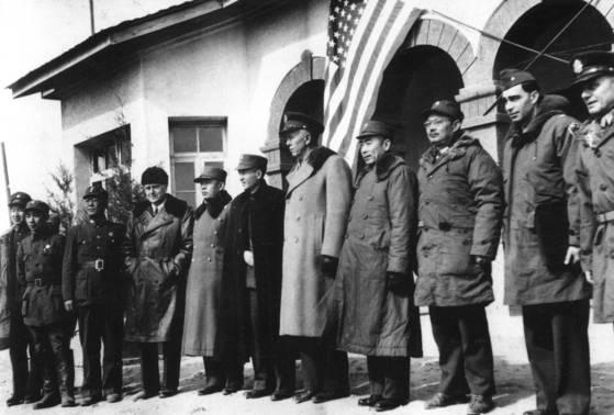 동북에서 국·공 내전이 발발하자 미국이 마샬(오른쪽 다섯째) 원수를 특사로 파견해 조정에 나섰다. 오른쪽 여섯째가 국민당 대표 장츠중(張治中), 오른쪽 넷째와 셋째는 중공 대표 저우언라이(周恩來)와 예젠잉(葉劍英). 1946년 12월 20일 장자커우(張家口). [사진 김명호]