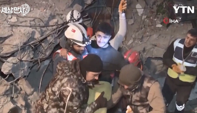 10일 튀르키예 남동부 가지안테프에서 골든타임 72시간을 훌쩍 넘기고 94시간 만에 구조된 17세 생존자. IHA, YTN 보도화면 캡처