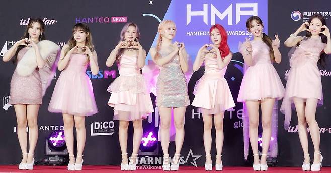 걸그룹 시그니처가 11일 오후 서울 송파구 잠실종합운동장 실내체육관에서 진행된 '30주년 한터뮤직어워즈 2022' 레드카펫 행사에 참석해 포즈를 취하고 있다. 2023.02.11 /사진=김창현 기자 chmt@