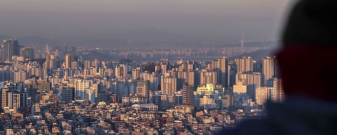 정부가 지난 1월 주택 시장 경착륙을 막기 위해 서울 강남 3구와 용산구를 제외하고 모든 지역에 대한 규제지역을 해제하기로 했다. 사진은 서울 시내/뉴시스