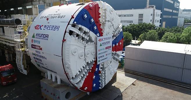 이수식 쉴드 TBM의 헤드 부분. 원통 모양이 쉴드고 쉴드 맨 앞에 돌아가는 것을 커터(칼날)헤드라고 부른다. 쉴드와 커터헤드가 모두 장착된 모습./현대건설 제공