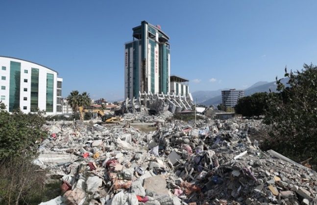 12일 오전(현지시간) 튀르키예 하타이주 이스켄데룬 시내가 지진으로 인해 건물들이 무너져 폐허로 변해있다. ⓒ뉴시스