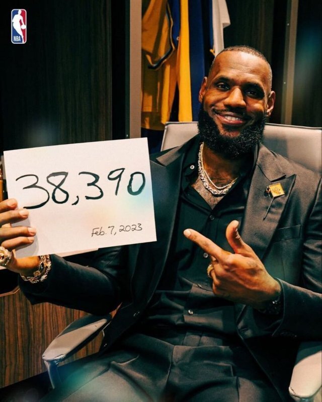 NBA 통산 득점 1위에 해당하는 3만8390점이 적힌 메모를 들어 보이고 있는 르브론 제임스. 사진 출처 제임스 인스타그램