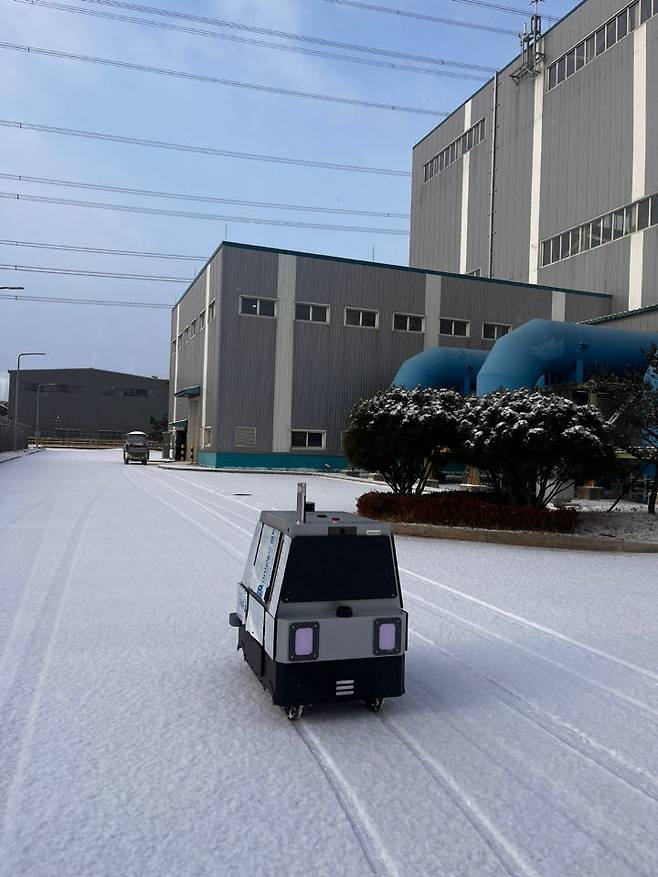 도구공간의 자율주행로봇이 전북 전주시 산업단지에서 순찰 활동에 나서는 모습. 로봇에 가스 탐지 센서를 부착해 공단 내 가스 누출 여부를 파악한다.<사진 제공 : 도구공간>