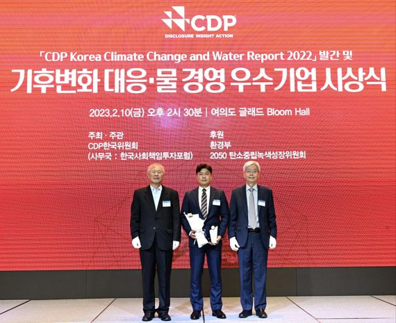 최근 CDP 한국위원회가 주관하는 ‘2022년 기후변화 대응 및 물 경영 우수기업 시상식’에서 류희진 한국조선해양 상무(가운데)가 ‘탄소경영 특별상’을 수상했다. 한국조선해양 제공