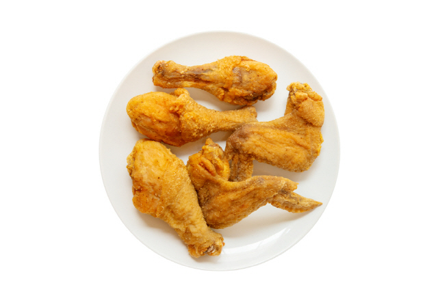 닭 날개는 살코기가 적고 지방 함량이 높아 다이어트 하는 사람에게는 권장하지 않는다/사진=클립아트코리아