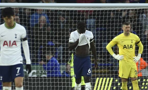 실점 이후 아쉬워 하는 토트넘 선수들. [사진=뉴시스]