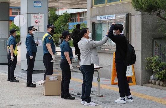 2020년 5월 20일 서울 용산구 중경고등학교 학생들이 학교로 들어가며 발열검사를 받고 있다. 김상선 기자