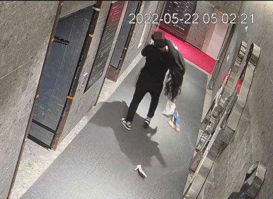 지난해 5월 22일 오전 5시쯤 부산 서면에서 30대 남성 A씨가 기절한 피해자를 들쳐메 CCTV 사각지대로 향하고 있다. 사진 남언호 변호사