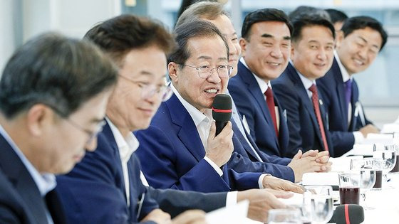 지난해 7월 8일 홍준표 대구시장이 용산 대통령실에서 열린 제1차 민선 8기 시·도지사 간담회에서 윤석열 대통령을 향해 인사말을 하고 있다. 대통령실사진기자단