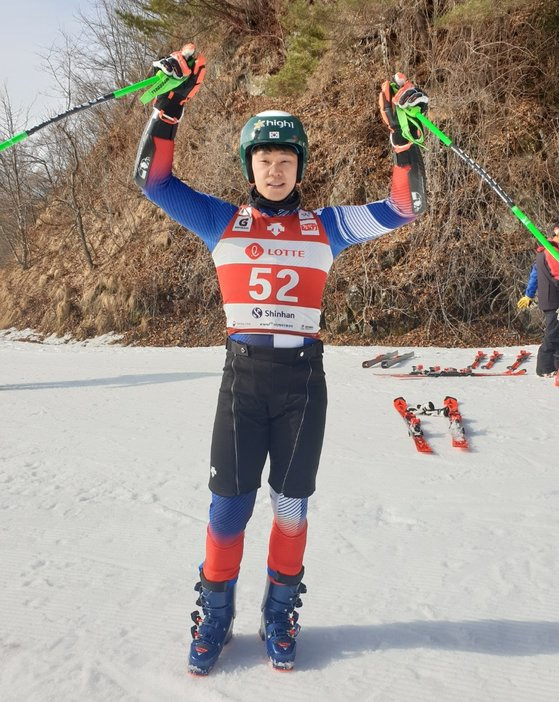 지난해 극동컵 정상에 오른 뒤 환호하는 정동현. 사진 미국동부한인스키협회