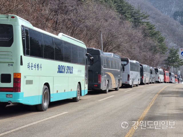 ▲ 겨울 눈꽃산행의 명소인 평창군 용평면 계방산을 찾는 등산객들의 발길이 이어지며 등산 출발지인 31호선 국도 운두령 정상 일대의 주차난이 심각해 대책마련이 요구되고 있다.신현태