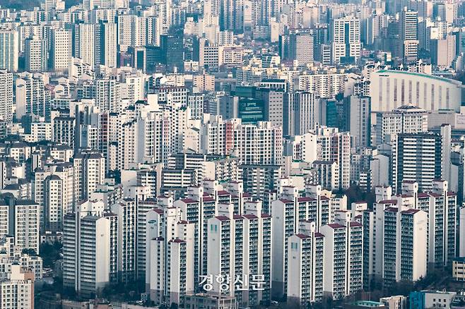 서울 남산에서 바라본 아파트 밀집 지역. 성동훈 기자