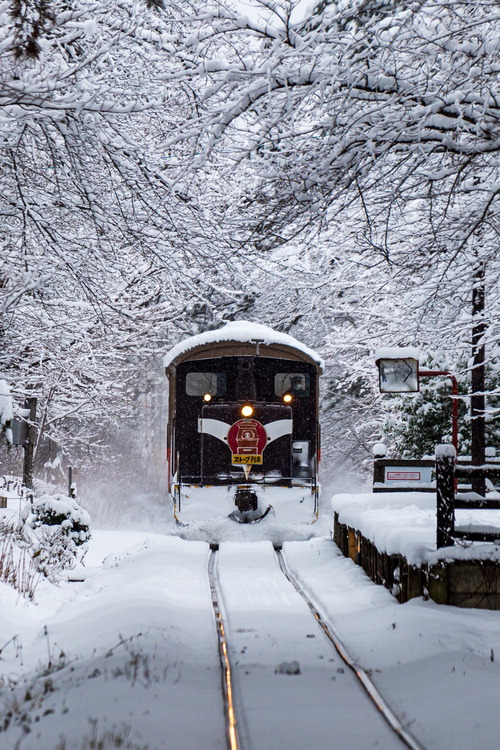 눈덮인 철로를 달리는 스토브 열차.