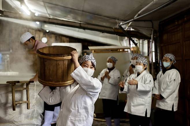 일본 사케 만들기는 주모만들기나 찌는 작업에서 시작한다.
구라비토 체험
