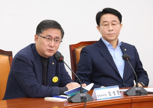 김성환 민주당 정책위의장(왼쪽)이 12일 국회 기자간담회에서 발언하고 있다. [연합뉴스]