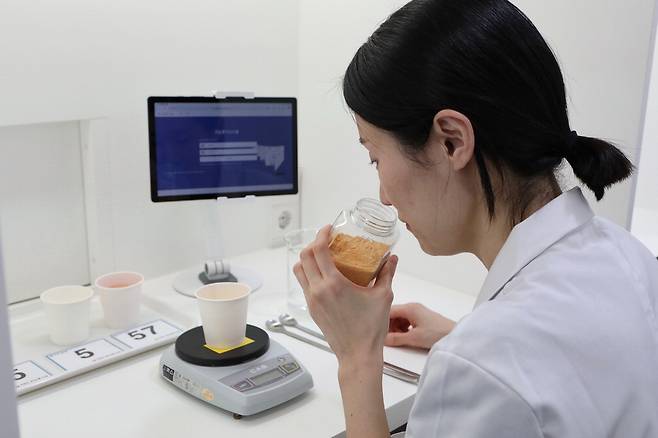 농심 스프개발실에서 연구원이 재료의 향을 맡고 있다.