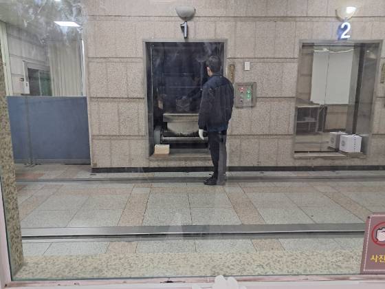 서울시립승화원에서 화장하러 들어가는 아이의 작은 관./사진=대아협