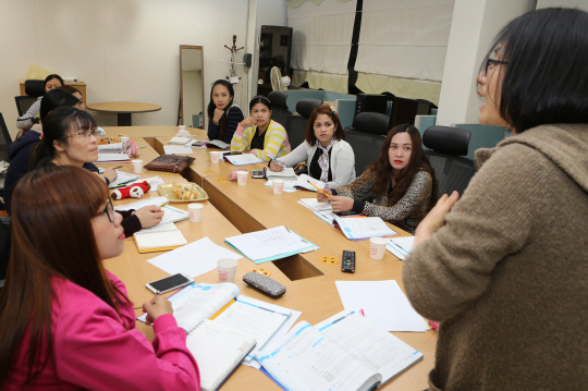 다양한 나라에서 온 결혼 이주 여성들이 한 한국어 교육기관에서 한국어 발음방법에 대한 강의를 듣고 있다. 자료사진