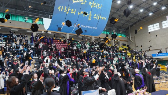 계명문화대가 3년만에 대면으로 진행한 학위수여식에서 졸업생들이 학사모를 힘차게 던지며 새로운 출발을 알렸다.[계명문화대 제공]