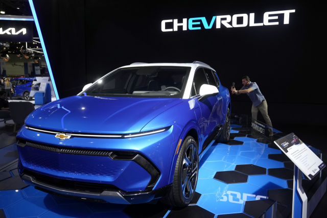 미국 로스엔젤레스(LA)에서 지난해 11월 개최된 오토모빌리티 LA오토쇼에 전시된 제너럴모터스(GM) 이쿼녹스의 전기차 스포츠유틸리티(SUV) 모델. AP연합뉴스