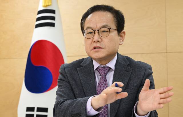 김승호 인사혁신처장이 9일 정부서울청사에서 서울경제와 인터뷰하고 있다. 오승현 기자