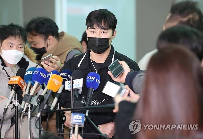 김하성, 팀 스프링캠프 위해 출국 (영종도=연합뉴스) 신준희 기자 = 미국프로야구 메이저리그 샌디에이고 파드리스의 내야수 김하성이 팀 스프링캠프 준비를 위해 27일 인천국제공항을 통해 출국하며 인터뷰를 하고 있다. 2023.1.27 hama@yna.co.kr